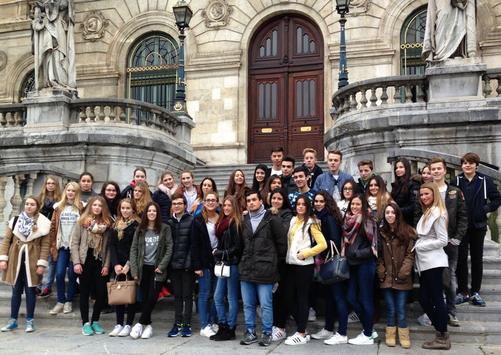 Das Bild zeigt Schülerinnen und Schüler der Klassen 9-11 des GLH vor dem Rathaus in Bilbao